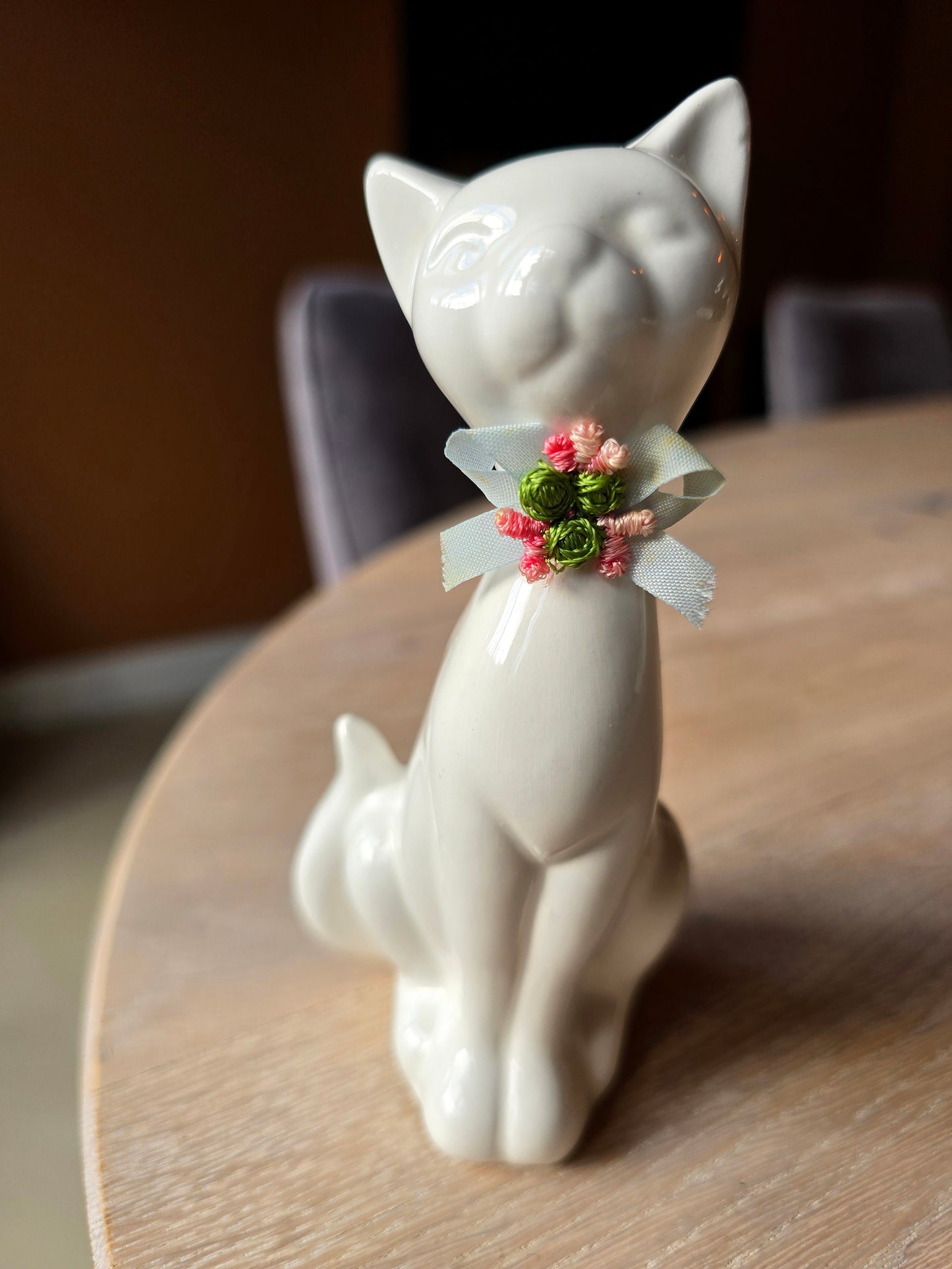 Porseleinen kattenbeeldje