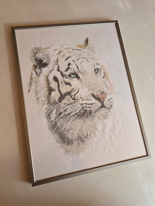 Geborduurd schilderij witte tijger